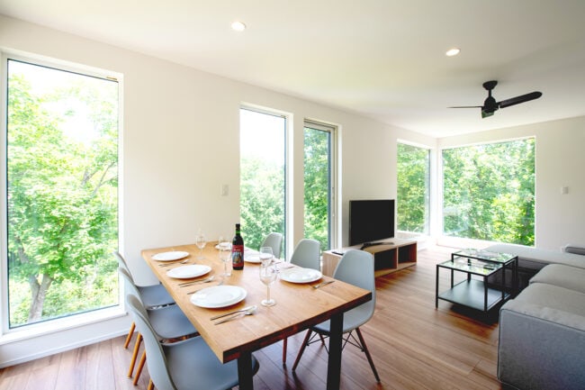 ห้องรับประทานอาหารพร้อมวิวต้นไม้